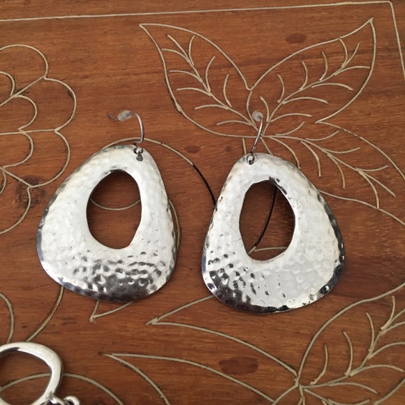 Silver tone Lia Sophia necklace with earrings - Picture 3 of 5